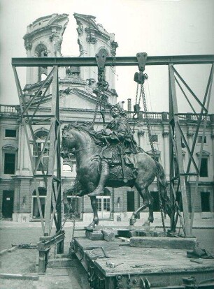 Schloss Charlottenburg, Wiederaufbau Denkmal großer Kurfürst