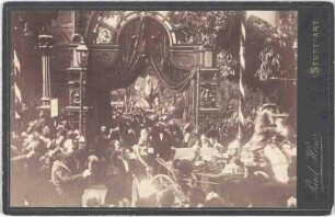 Kaiser Wilhelm I. und König Karl von Württemberg in einer Kutsche mit Gefolge den Stadtgarten Stuttgarts durch ein Spalier jubelnder Zuschauer verlassend