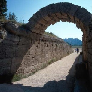 Olympia. Gewölbegang zwischen Stadion und Altis, Ende 3. Jh. v. Chr. 32 Meter Länge