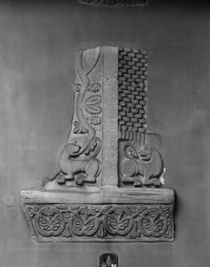 Kämpfer und Rest der ornamentierten Arkadenrahmung mit Pflanzenornament und Löwen