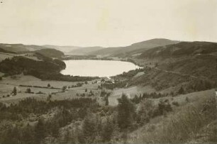 Schwarzwald. Der Titisee von Südwesten. Im Vordergrund der einmündende Seebach