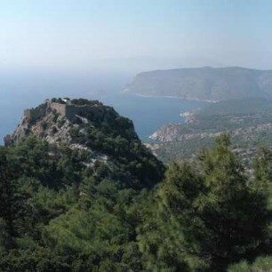 Monolithos (Rhodos). Blick auf Kap Armenistis und Insel Chalki, Johanniter-Kastron, 15. Jh., MI 5.9.79