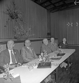 Kreishandwerkerschaft Stormarn: Oldesloer Festhalle: 5. Jahrestreffen: der Tisch des Versammlungspräsidiums mit Wilhelm Russmeier, stellvertretende Kreishandwerksmeister, Otto Löw, Kreishandwerksmeister, Wilhelm Marx, Präsident der Handwerkskammmer Lübeck, Edmund Helbig, Präsident der Handwerkskammer Hamburg und Ehrenkreishandwerksmeister Walter Reichler