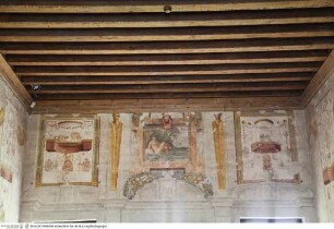 Scheinarchitektur mit mythologischen Szenen und Landschaften zwischen Groteskendekoration, Grotesken und mythologische Szenen zwischen fingierten Hermen, Flussgott