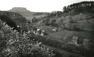 Rathen-Niederrathen. Siedlungshäuser im Amselgrund, darüber Basteiweg. Blick talauswärts nach Süden gegen Lilienstein und Königstein