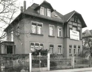Radebeul. Wohnhaus, August-Bebel-Straße 5 (um 1905). Straßenansicht mit Eingangsvorbau und Gartentor