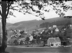 Ortsansicht mit Schulberg und Lorenz-Mühle : vorn Claus-Gasthof, li. Lorenz-M., oben Mitte: Forsthaus