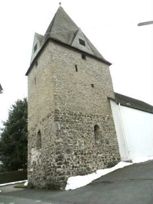 Medenbach-Kirchturm von Nordosten-Romanischer Turmchor (mit originalen tiefgelaibten Fenstergewänden) und Gotisch erneuerten Obergeschosse-deutlich unterschiedlicher Mauersteinband-mit Schießscharten