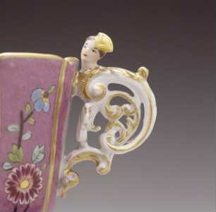 Henkeltasse und Unterschale mit Purpurfond, Blumendekor und Frauenkopf-Henkel — Tasse