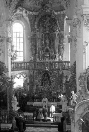 Andechs: Inneres der Kirche, mit Brautleuten vor dem Altar