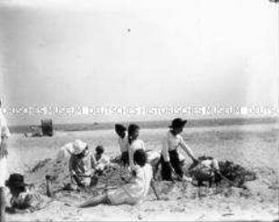 Am Strand spielenden Kinder