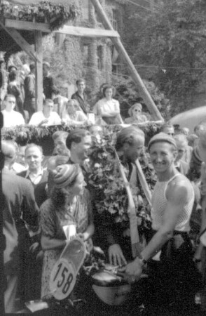 Rennbahn Leipzig- Scheibenholz. Autorennen. Fotoserie. Rennfahrer Edgar Barth mit seinem Motorrad Norton 350