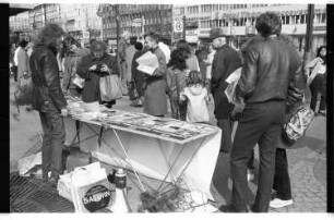 Kleinbildnegative: Infostand "Berliner Aktionsgemeinschaft gegen das Waldsterben", 1984