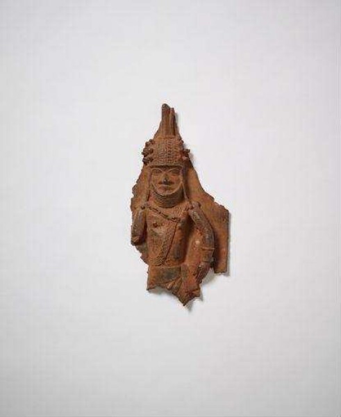 Plaque de bronze (fragment) : Homme coiffé d'un tutu en perles,