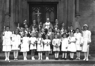 Roßwein. Kindergruppe zur Erstkommunion mit Kaplan Proske vor dem Westportal der Stadtkirche "Sankt Marien"