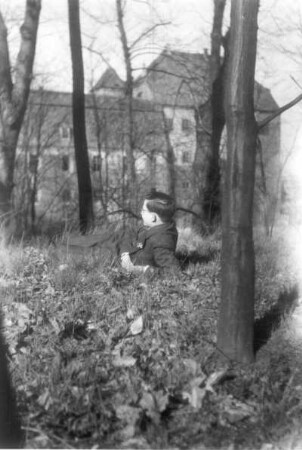 Ramon-Joachim Gerhardt, unter Bäumen (wohl unweit einer Burg) liegend