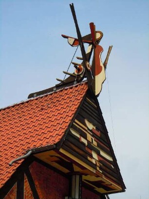 Worpswede - Logierhaus : Der Giebel des von Bernhard Hoetger entworfenen "Logierhaus". Aufgenommen im Künstlerdorf Worpswede am 3. August 2011