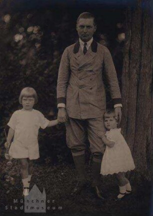 Vater beim Spaziergang mit seinen kleinen Töchtern