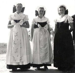 Festtrachten bei einer Hochzeit in Leopoldschenke : Kleidung - katholische Tracht. Ort: Lejpold / Leopoldschenke. Frauen auf einer Hochzeit, zwei traditionelle Trachten, eine neue Tracht