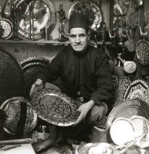 Casablanca, Marokko. Verkaufsstand auf dem Kupfermarkt, Händler mit Kupferteller