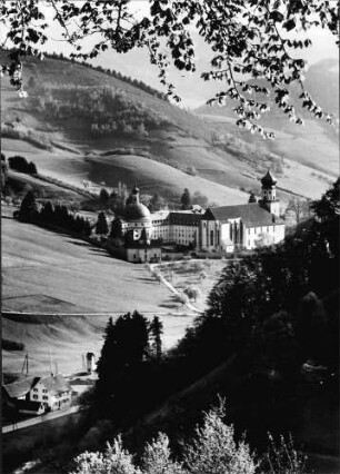 Münstertal: St. Trudpert; Blick von oben ins Obermünstertal mit St. Trudpert