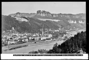 Blick auf Bad Schandau an der Elbe und Schrammsteine