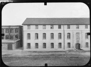 Veilsdorf-Kloster Veilsdorf. Porzellanfabrik (Gründung 1760). Eingangsseite