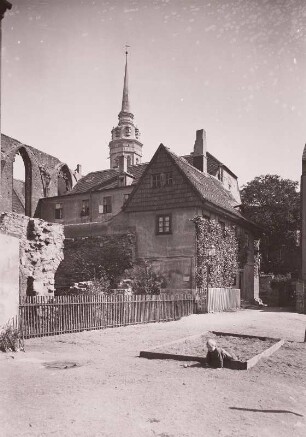 Bautzen. Blick von der Ruine der Mönchskirche (ehem. Franziskanerklosterkirche, seit 1598 Ruine) zum Turm des Doms St. Petri