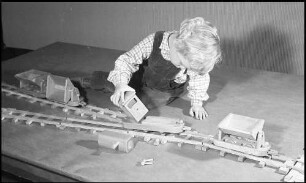 Orschweier: Holzspielzeug Götze, Kind mit Eisenbahn