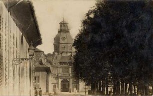 Postkartenalbum mit Motiven von Karlsruhe. "Karlsruhe. Eingang in den Schlossgarten". Schlossturm und Eingang zum Schlossgarten