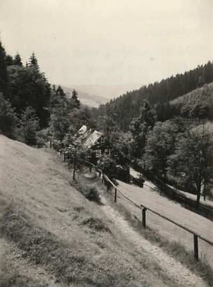 Vogtland. Haus am Hang des Steindöbratales bei Klingenthal. Blick nach Süden