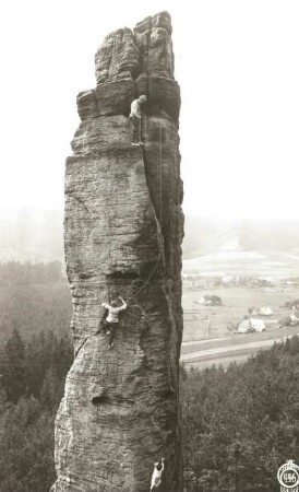 Böhmische Schweiz ( České Švýcarsko), Eiland (Ostrov). Emporturm (Vztyčená věž). Seilschaft Karl Ullrich am AKV-Weg (Ostweg, VIIa)