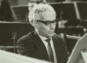 Porträt Prof. Herbert Collum (1914-1982; Organist, Komponist) am Cembalo. Fotografie von Helmut Seifert, Dresden 1965