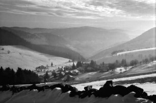 Todtnauberg: Blick auf Todtnauberg; Vordergrund Steinreihe