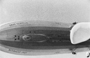 Reisefotos Brasilien. Luftschiff "Graf Zeppelin" (LZ 127) über dem Passagierschiff Monte Rosa. Teilansicht