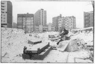 Sperrmüll im Schnee, im Hintergrund hohe Häuser (Altersgruppe 18-21)