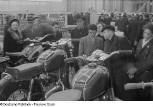 Besucher vor Motorrädern des ungarischen Fahrzeugherstellers Csepel
