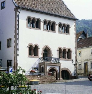 Gelnhausen. Romanisches Haus (Altes Rathaus). Südseite von Südwesten