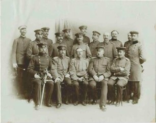 Generalstabsreise 1901 in Tettnang, Offiziere aus verschiedenen Einheiten, teils stehend, teils sitzend, in Uniform, teilweise mit Mütze, Bilder vorwiegend in Halbprofil