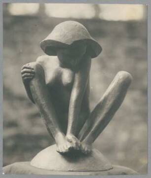Hockende auf der Kugel, 1921, Bronze