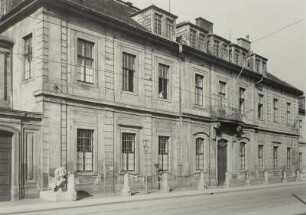 Marcolini-Palais, rechter Seitenflügel des Mittelbaus : Dresden-Friedrichstadt, Marcolini-Palais, rechter Seitenflügel des Mittelbaus, Straßenansicht mit Abschrankung