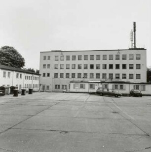 Mehrzweckgebäude : Blick zum 4-geschossigen Mehrzweckgebäude mit elbseitig angebautem Pavillon