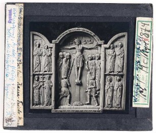 Berlin, Bode-Museum: Kreuzigung, Apostel und Heilige. Elfenbeintriptychon, byzantinisch, 10. Jhd.