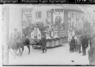 Volksfest Sigmaringen 1924; Umzugswagen in der Antonstraße, im Hintergrund Weinhaus Nell (Eckgebäude)