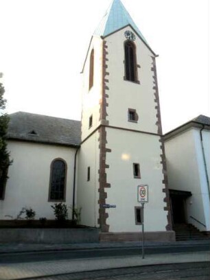 Feudenheim-Pfarrkirche (St Peter und Paul)-Kirchturm querab vor Langhaus (Kirchturm im Kern Spätgotisch - Langhaus im 20 Jh neu erbaut)-Kirchhof im 19 Jh aufgegeben