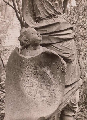 Dresden, Eliasfriedhof. Grabmal einer/s Unbekannten. Detail: Putto mit Inschriftentafel