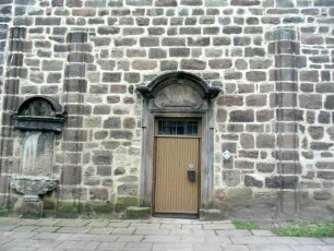 Stadtkirche-Kirchturm von Westen - Erdgeschoß (spätromanisch-13 Jhd) mit Werksteinen im Mauersteinverband sowie Resten von Diensten