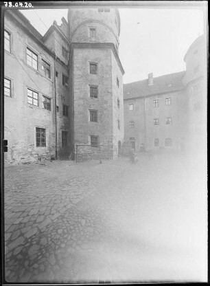 Annaburg. Schloss (1572-1573, 1578; C. Tendler). Hinterschloss. Hofansicht mit Treppenturm (1585)