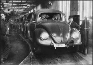 Wolfsburg. VW-Werk. 1947 läuft die Produktion des "VW" wieder
