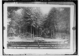 Waldbühne Sigmaringendorf - Der arme Heinrich (Gerhard Hauptmann); Blick auf die Bühne; im Vordergrund Sitzreihen der Zuschauer; 1. Bühnenbild
